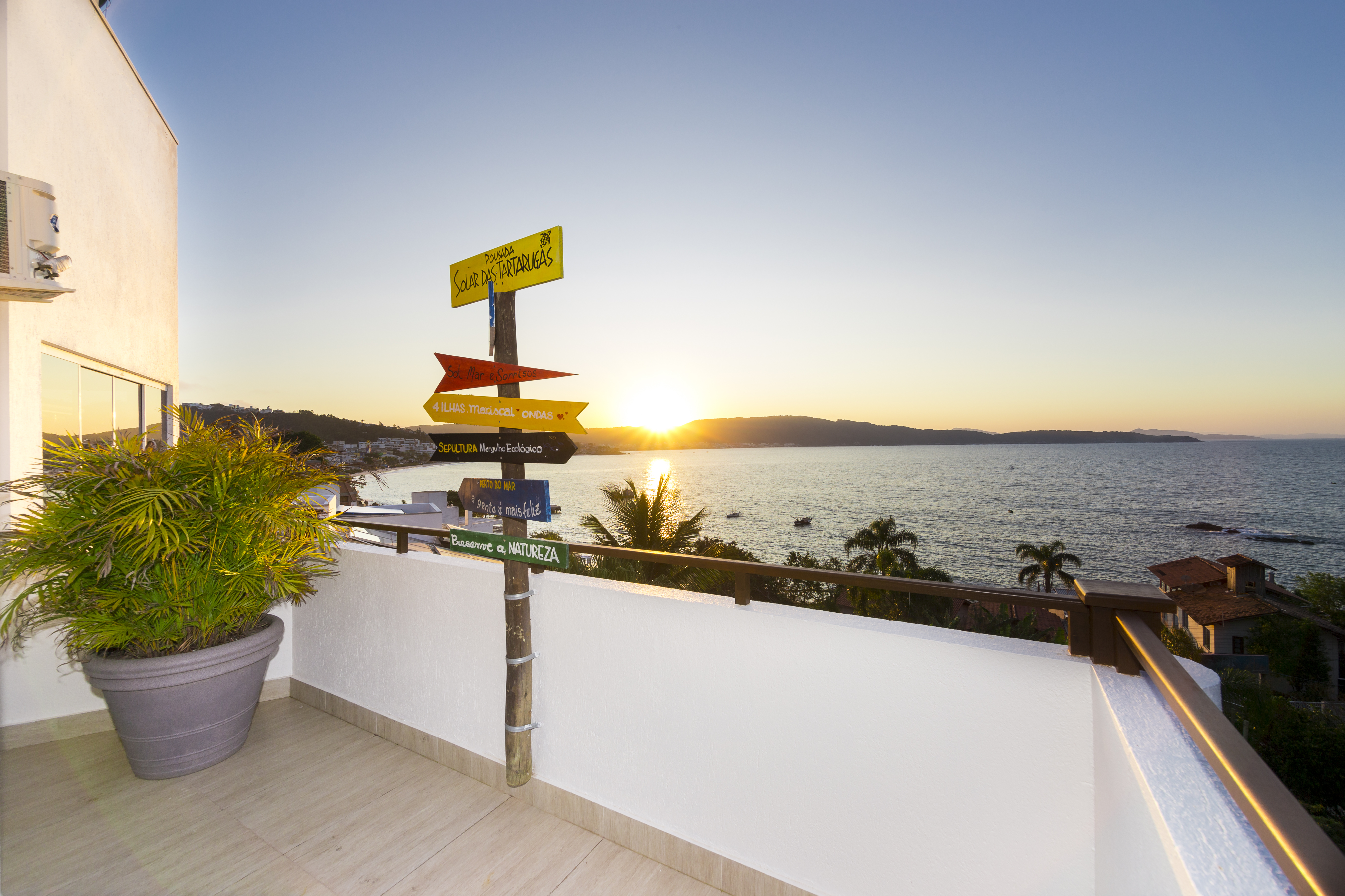 Solarium com vista para o mar ao pôr do sol